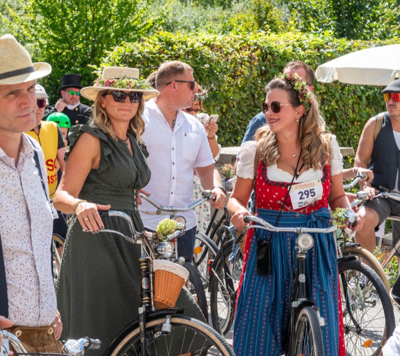 Teilnehmerinnen in Dirndl und Hut mit ihren Fahrrädern