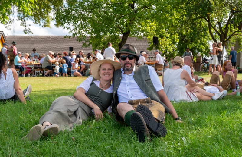 Paar in Tracht entspannt im Gras