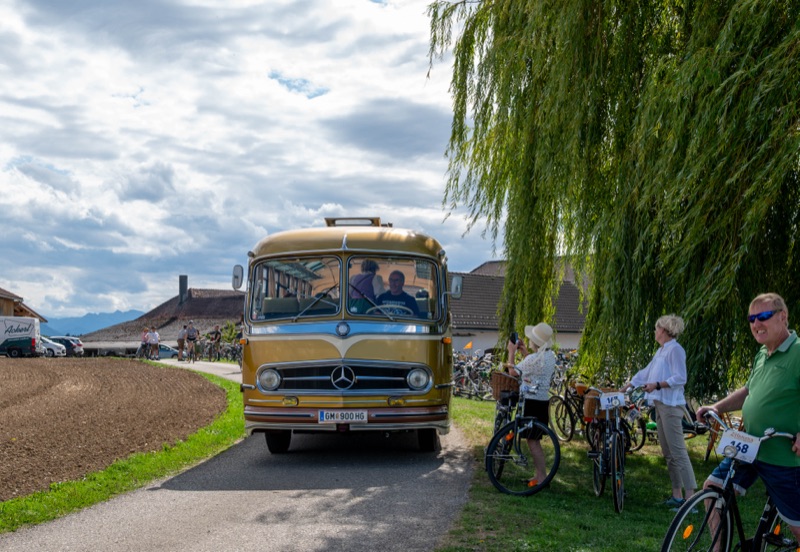 Oldtimer-Bus auf der Strecke