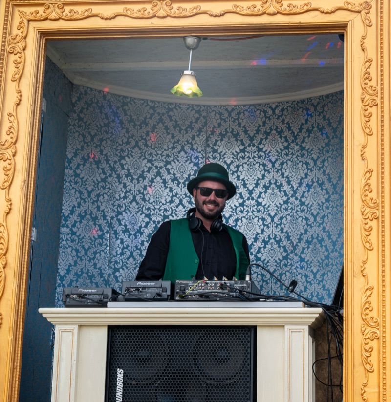 DJ im goldenen Bilderrahmen