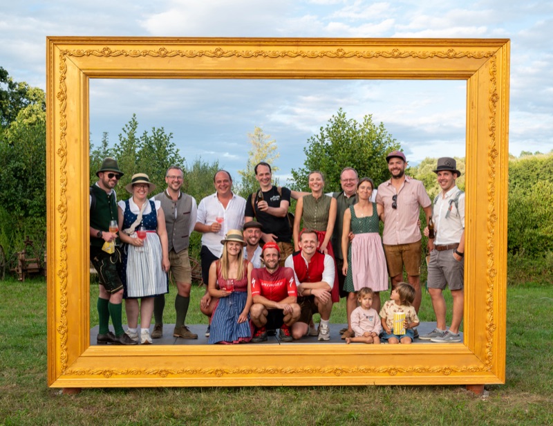 Gruppenfoto im großen goldenen Bilderrahmen