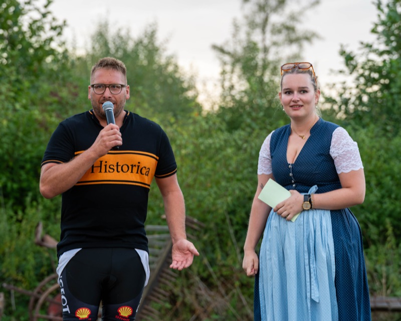 Moderation mit Mikrofon auf der Festwiese