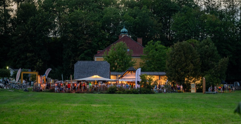 Festgelände in der Abenddämmerung