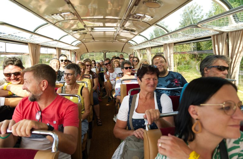 Mitfahrer im Oldtimer-Bus
