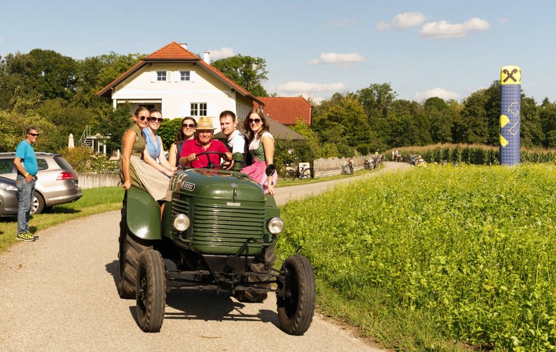 Junge Teilnehmer auf dem Traktor